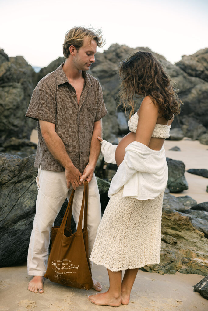 UNIQUE MATERNITY PHOTOS ON THE BEACH